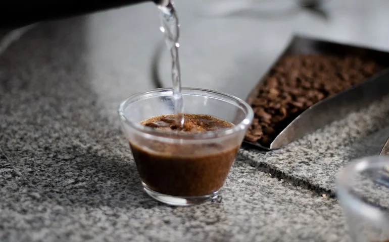 Vai um cafezinho aí? Cientistas descobrem como bebida age no intestino e no cérebro; entenda