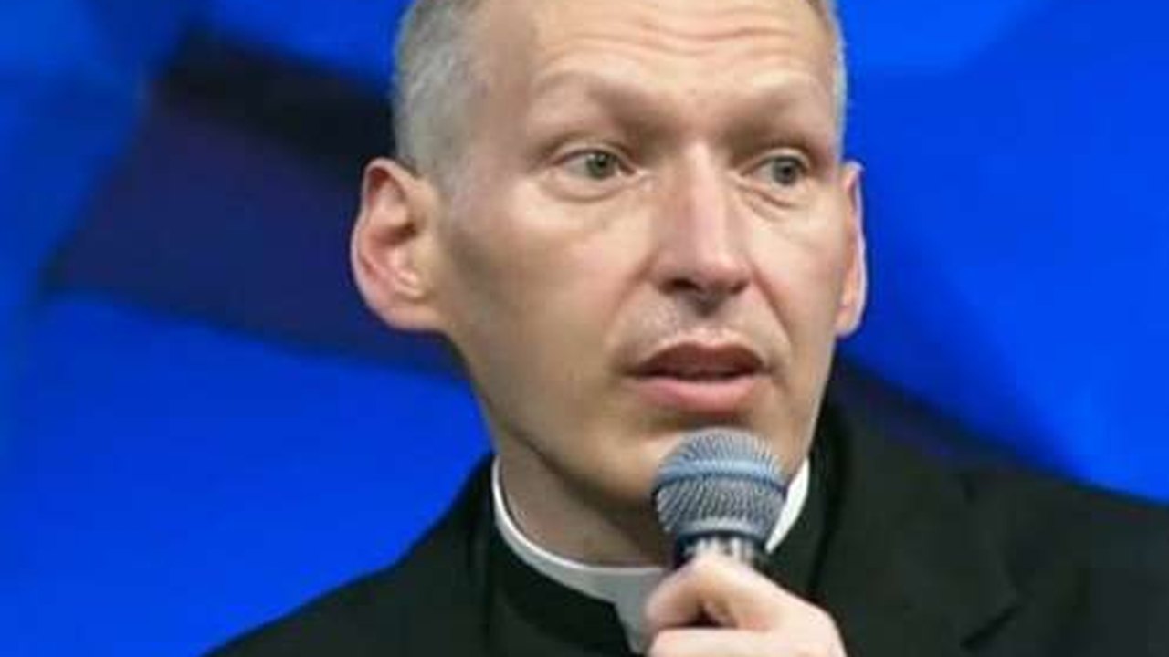 Padre Marcelo Rossi celebra missa sem público, mas com fotos de fiéis