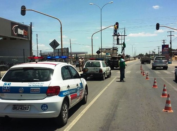 Em parceria com o DER/AL, SMTT de Arapiraca conserta semáforo na AL-220
