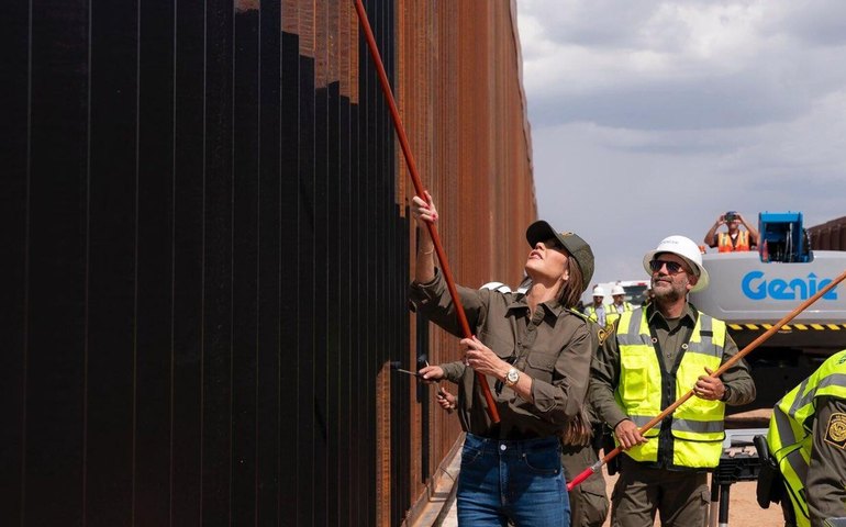 O que significa os EUA estarem pintando o muro da fronteira com o México de preto?