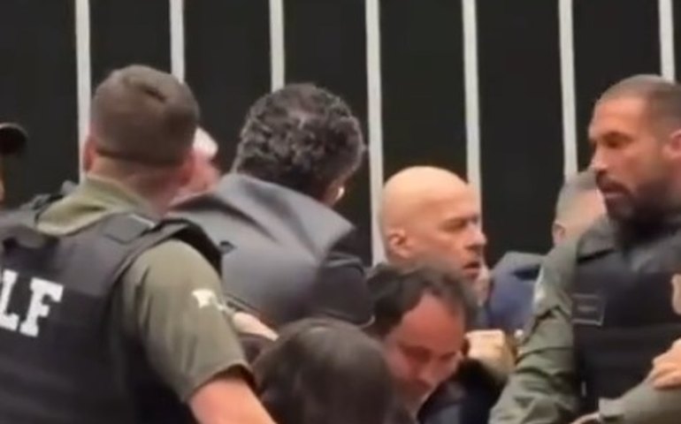 Polícia Legislativa retira Glauber Braga à força da Mesa da Câmara