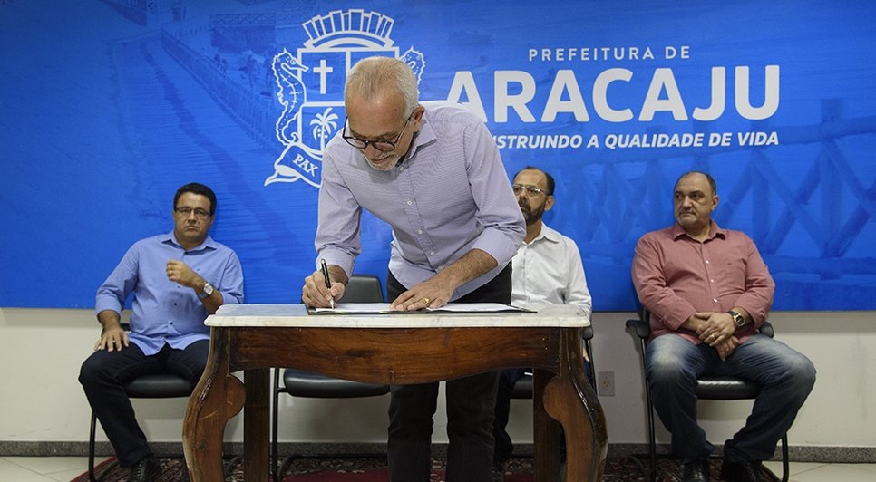Assinatura do prefeito / Foto: Marco Vieira/PMA