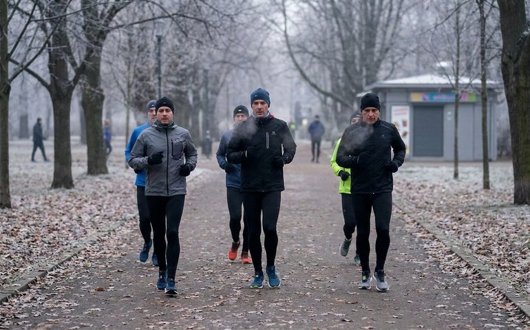 Faz bem correr no frio? Especialistas explicam