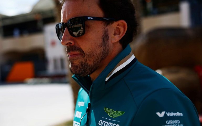 Fernando Alonso encerra boato sobre suposto interesse da Mercedes e renova com a Aston Martin