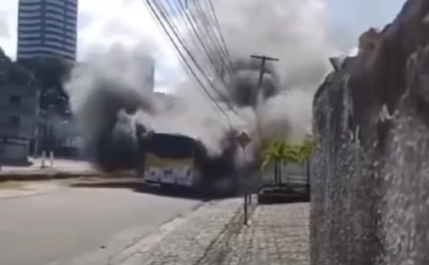 Ônibus Incendeia em Maceió e Assusta Moradores