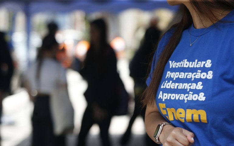 Aulão virtual ao vivo auxilia estudantes na reta final para o Enem 2025