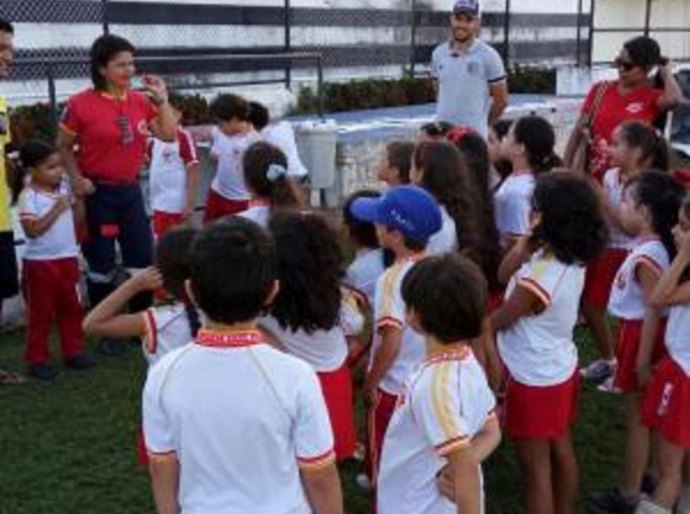 Pequenos alvinegros vão ao Fumeirão e fazem a festa com o meia Dudé