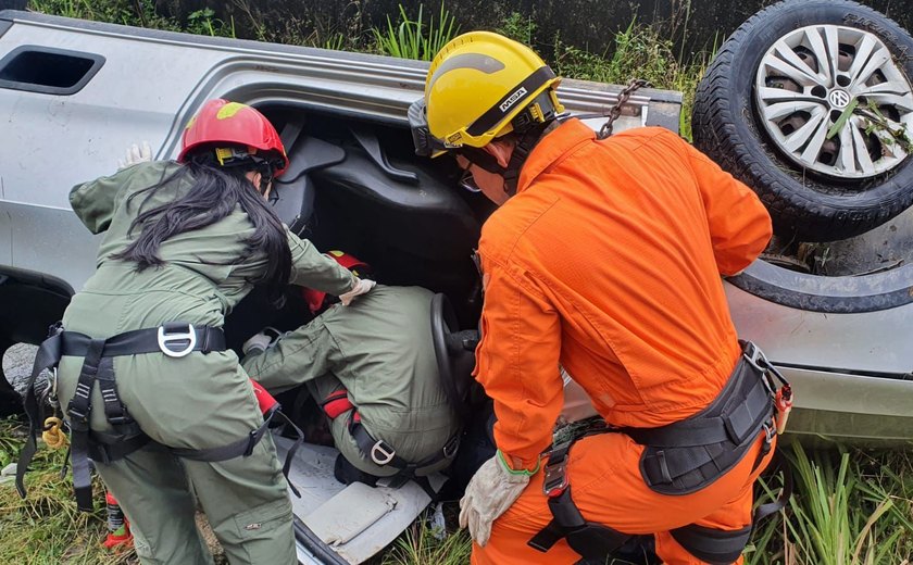 Capotamento deixa motorista preso às ferragens