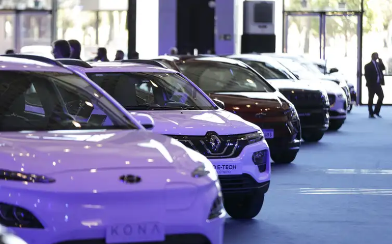 Agências do governo dos EUA não cumprem metas de veículos elétricos em frota, diz GAO