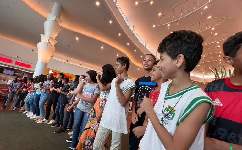 Estudantes da Escola Brandão Lima prestigiam evento da Semana do Rock