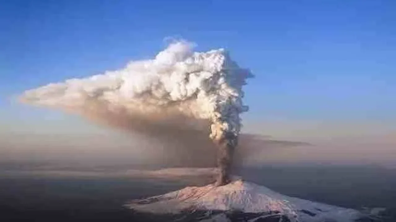 Gigante da Sicília volta à ativa com forte explosão de cinzas