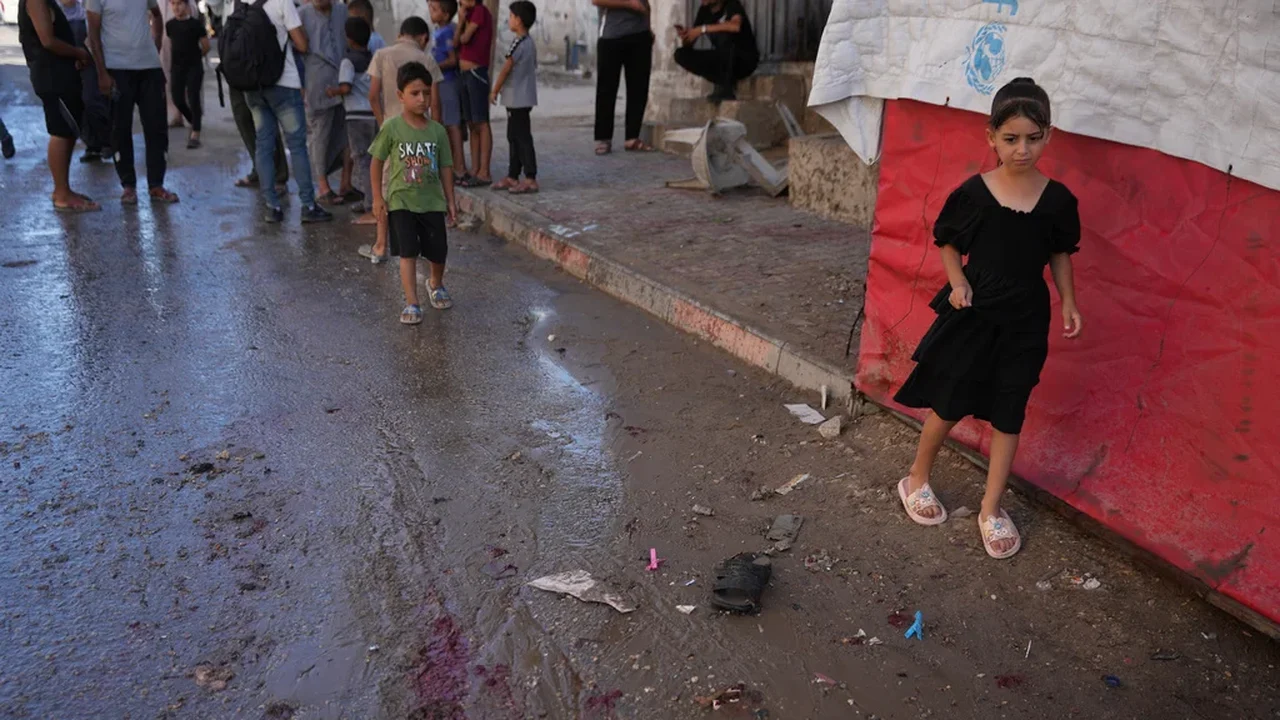 Ataque israelense contra um funeral em Gaza matou 7 pessoas e feriu 22, segundo um hospital local.