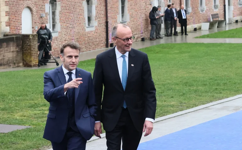 Líderes da UE se reúnem para combater a pressão da Rússia, China e Trump.