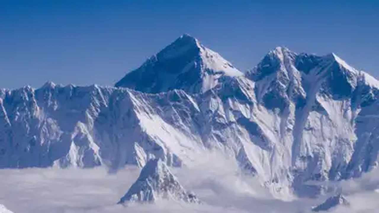 Em tentativa de 'deixar o Everest respirar', Nepal limita permissões de escalada