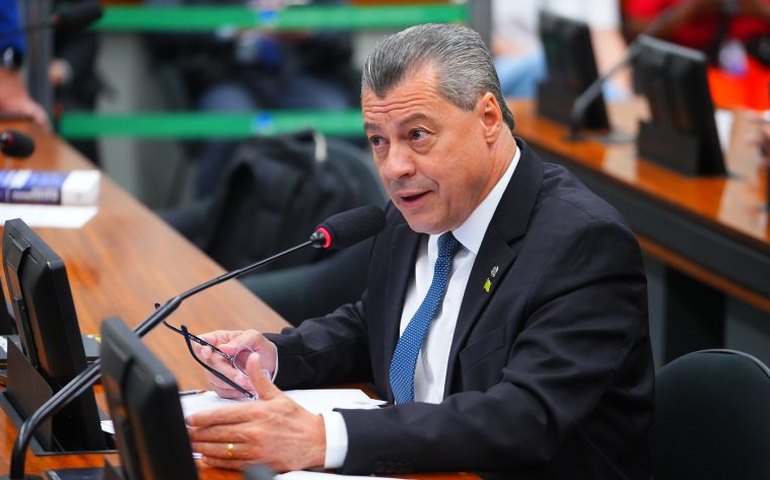 Comissão aprova exigência de profissional para atender criança com autismo em parques e clubes