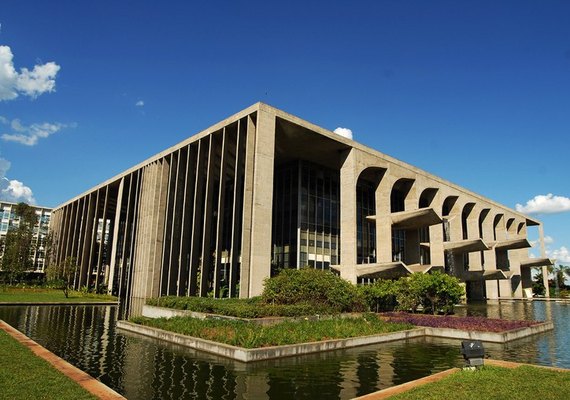 Ministério da Justiça pede para Google e Apple adicionarem senha biométrica em e-mails