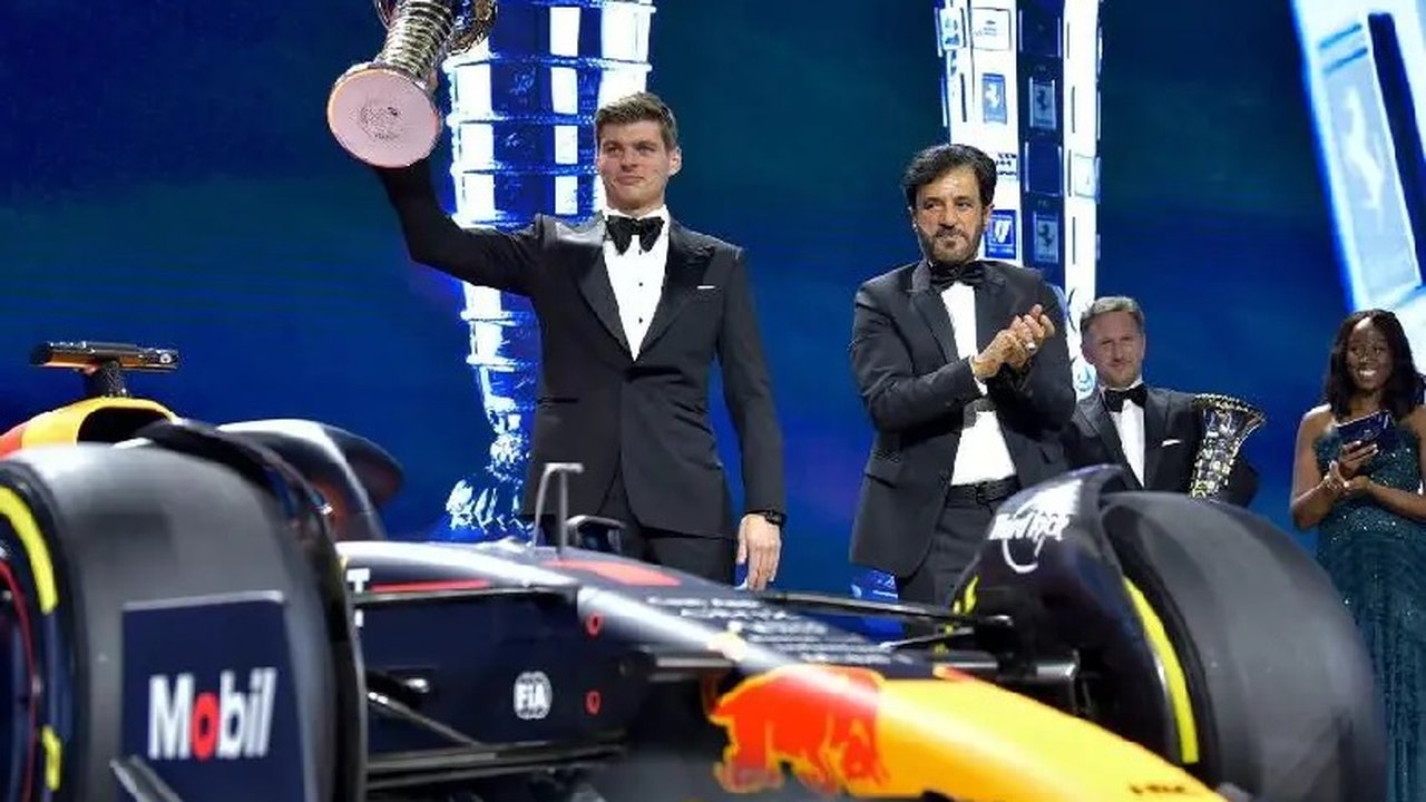 Verstappen e Red Bull recebem troféus pelos títulos conquistados em 2022 na F-1