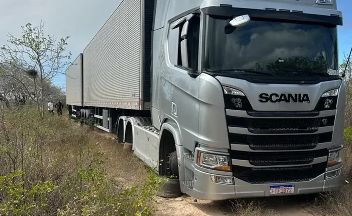 Veículo foi encontrado às margens da rodovia federal BR-423, sem os pneus