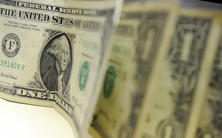 Dólar oscila e fecha em alta após incertezas nas negociações entre EUA e Irã