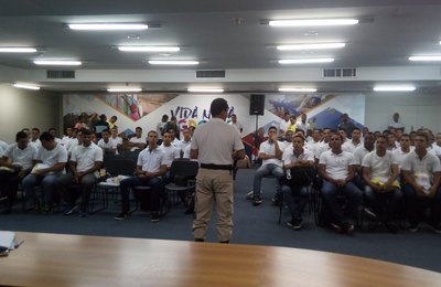 Tropa voluntária recebe uniformes do Ronda no Bairro