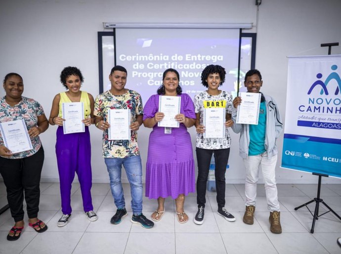 Adolescentes de abrigos recebem certificados de oficinas de formação