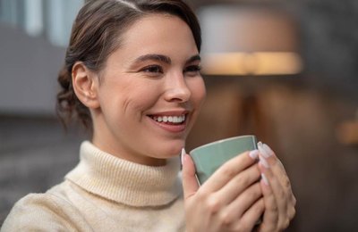Café e vinho escurecem os dentes? Dentista explica como evitar manchas e cáries