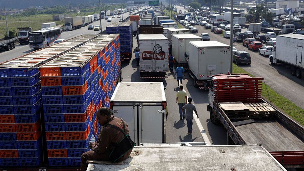 Caminhoneiros marcam greve, mas governo vê ameaça vazia