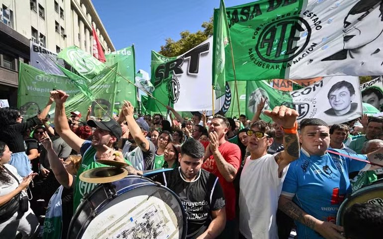 Sindicatos argentinos retomam protestos contra demissões em massa no Estado