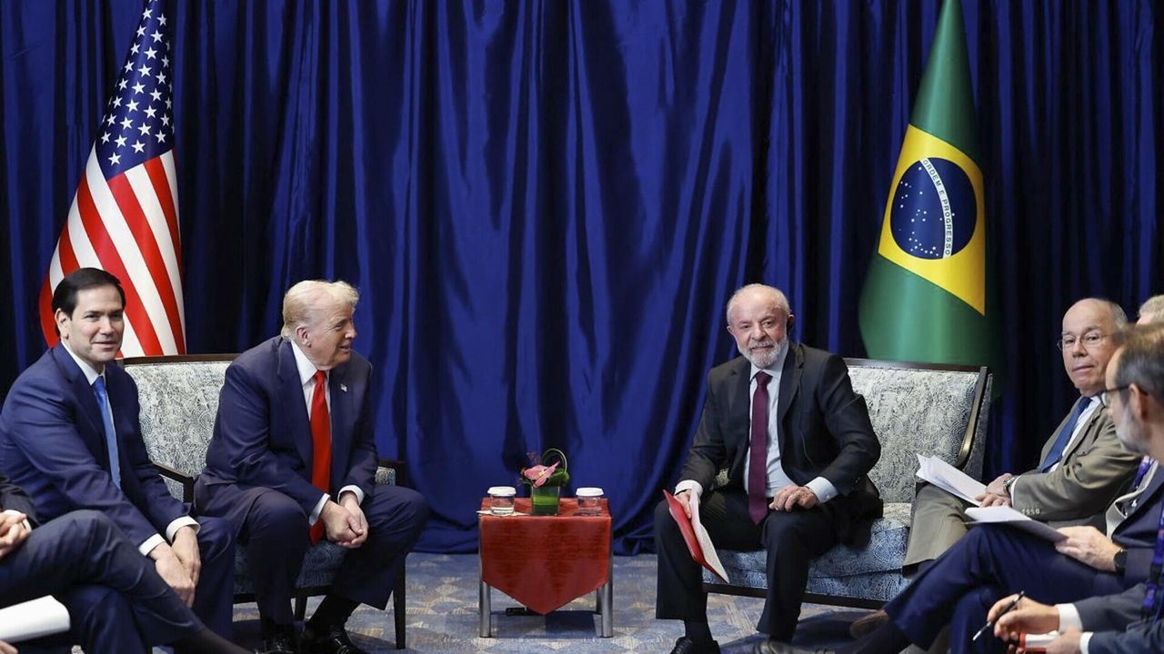 Navio de guerra dos EUA chega a Trinidad e Tobago; Lula debate com Trump sobre tensões com Venezuela
