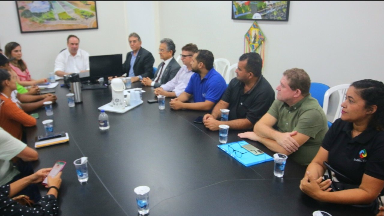 Parceria garante entrega de computadores para associações comunitárias