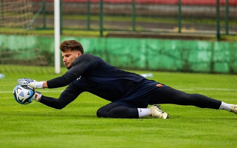 Goleiro da seleção de Montenegro morre após sofrer um mal-estar em seu apartamento