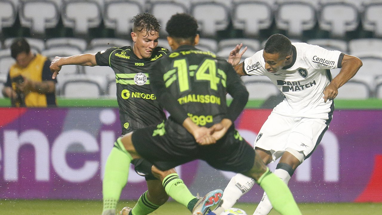 Botafogo não quebra jejum, só empata com rebaixado Coritiba e se complica na disputa do título