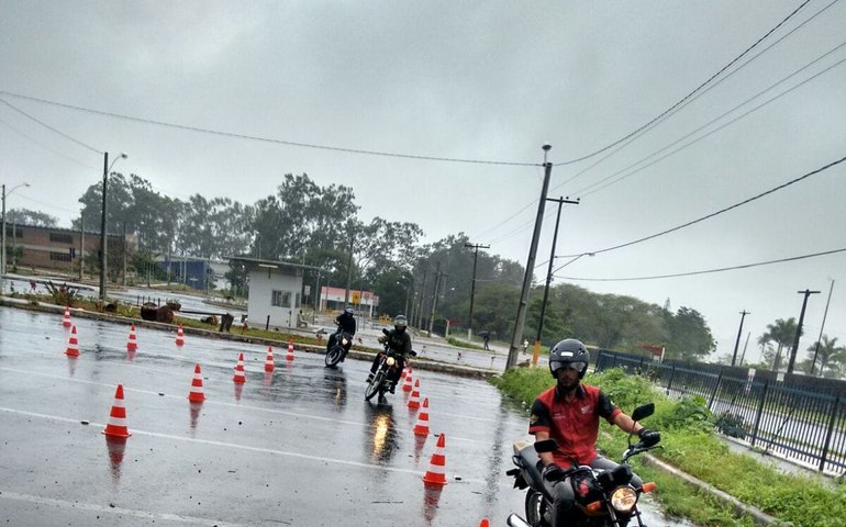 Programa Moto Amiga e Detran promovem Curso de Pilotagem Defensiva