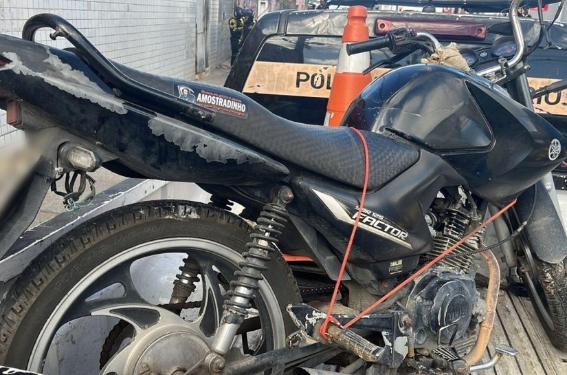 Motociclista inabilitado é abordado após cometer diversas infrações e crimes de trânsito