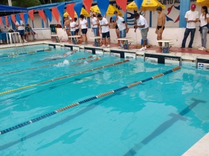 Centro Educacional de Pesquisa Aplicada domina as provas de natação