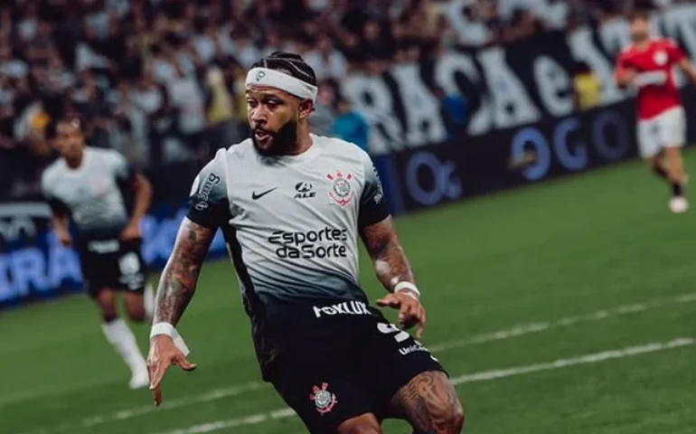 Memphis Depay reaparece, tem reunião com diretoria e se manifesta sobre futuro no Corinthians