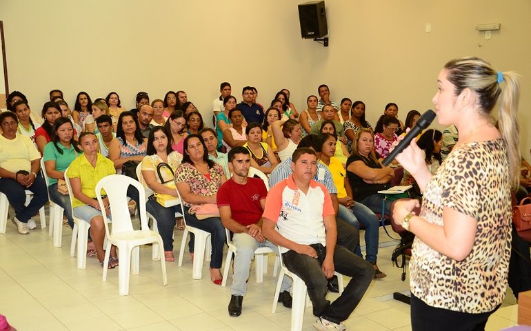 Profissionais de saúde e educação de Limoeiro discutem ações do Programa Saúde na Escola
