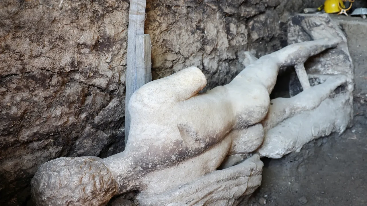 Arqueólogos encontram escultura de mármore preservada em esgoto da Bulgária