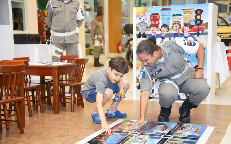 Polícia Militar promove exposição da Semana Nacional do Trânsito 
