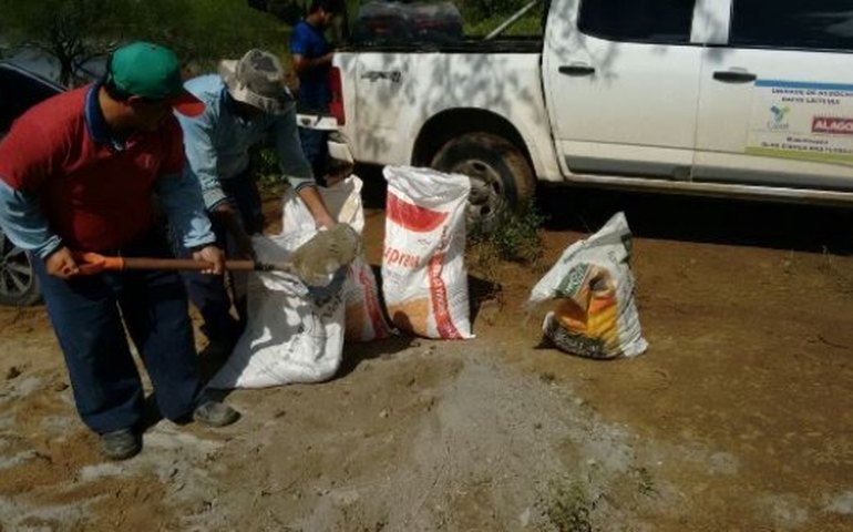 Mergulhadores consertam adutora rompida dentro de barragem em Cacimbinhas