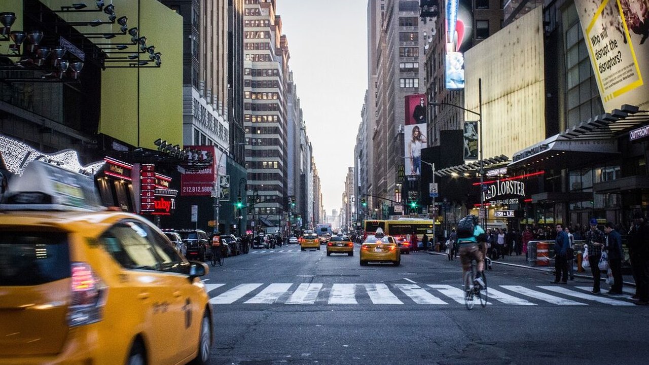 Rua mais movimentada de Manhattan, em NY, é interditada por risco de colapso de arranha-céu