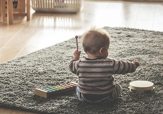 Mulher é presa por abandono de incapaz após ser encontrada desacordada ao lado da filha de 2 anos