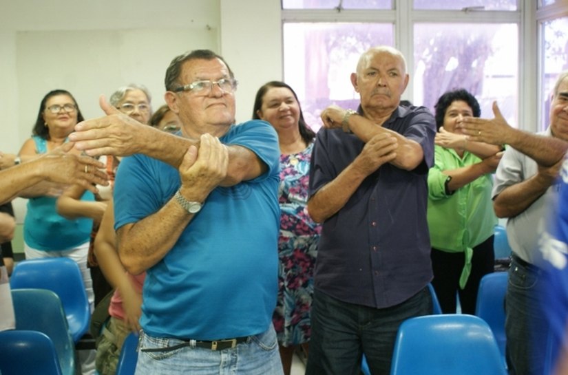 Usuários que aguardam atendimento fazem exercícios e relaxamento