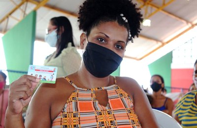 Coruripe realiza mais uma entrega do Cartão Cria às gestantes e mães de Coruripe