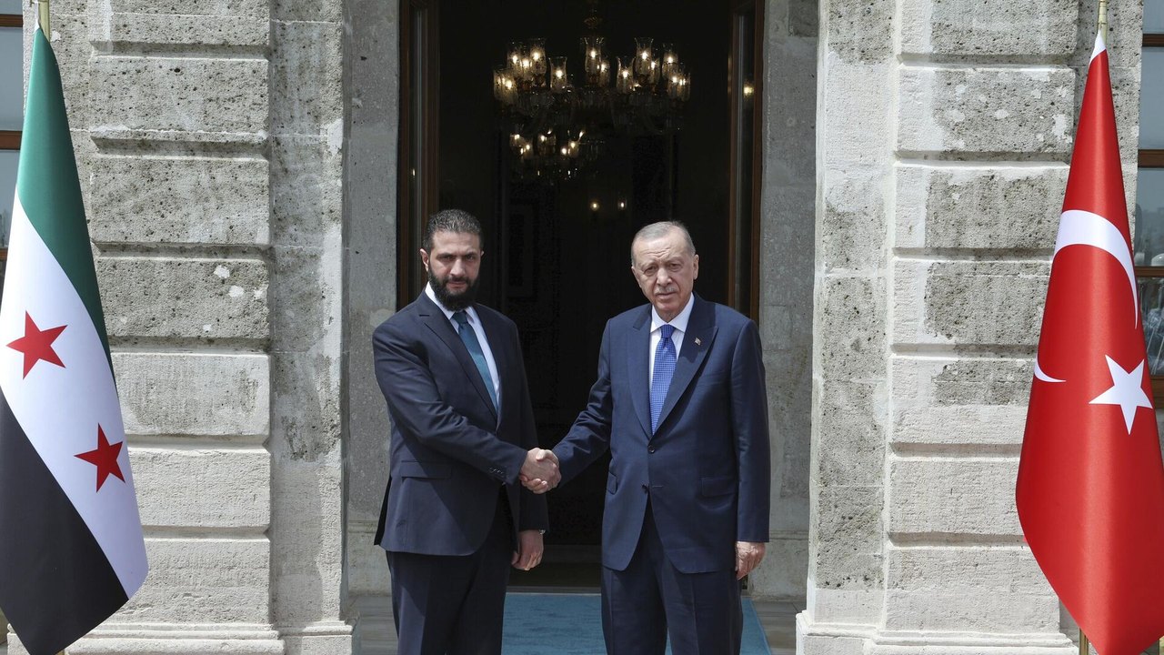 Em encontro com presidente sírio, Erdogan celebra a suspensão de sanções contra a Síria