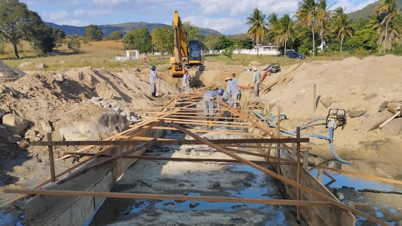 DER constrói passagem molhada no município de Poço das Trincheiras