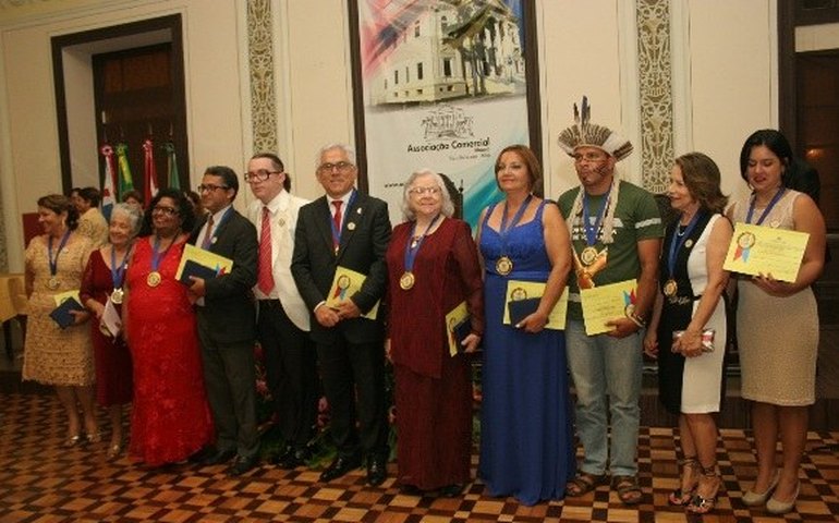 Conselho de Educação comemora 52 anos e homenageia educadores