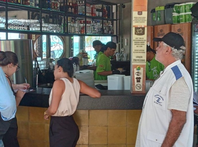 Programa “De Olho Vivo no Verão” reforça segurança alimentar na orla de Maceió