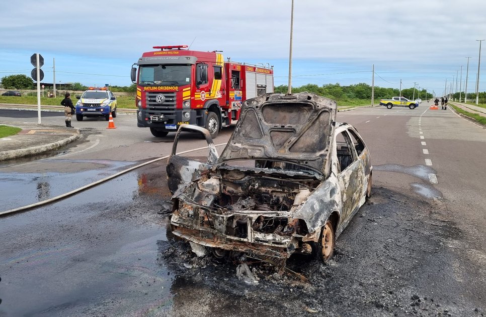 Carro pega fogo no meio da avenida em Aracaju / Foto: Foto: SMTT/Aracaju