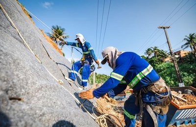 Contenção da ladeira da Chã da Jaqueira está com 50% de obras executadas
